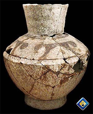 'Prehistoric Pottery in Lopburi National Museum' by Asienreisender